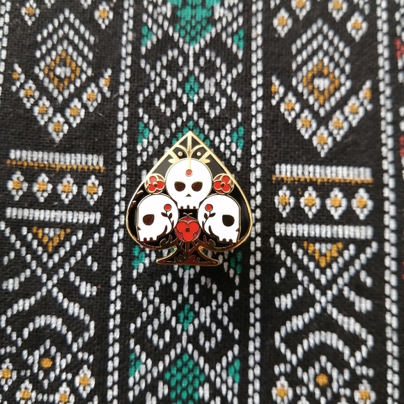 📍2/20$ Spade Enamel Pin NWOT - Picture 1 of 4